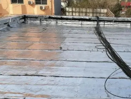 淮南市卫生间漏水维修公司分享下淮南市屋面楼顶防水刚性防水层施工要点。